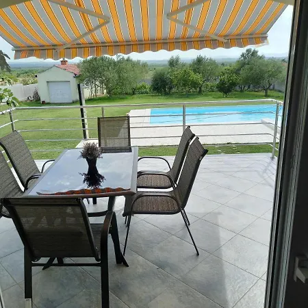 Деревянный коттедж Dubis House