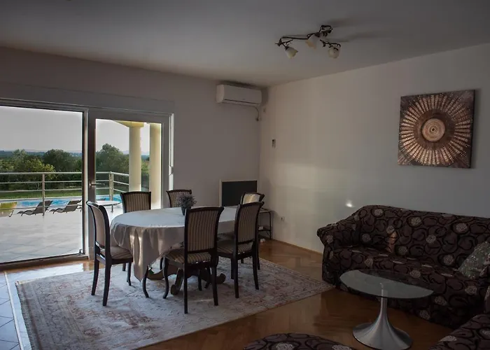 Деревянный коттедж Dubis House