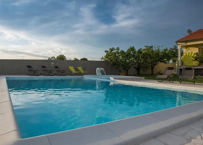 Деревянный коттедж Dubis House