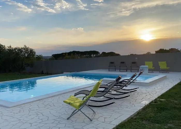 Деревянный коттедж Dubis House *